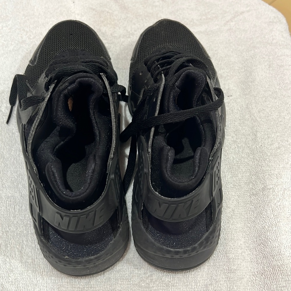 Black hurache Nike sneakers 6.5 big kid